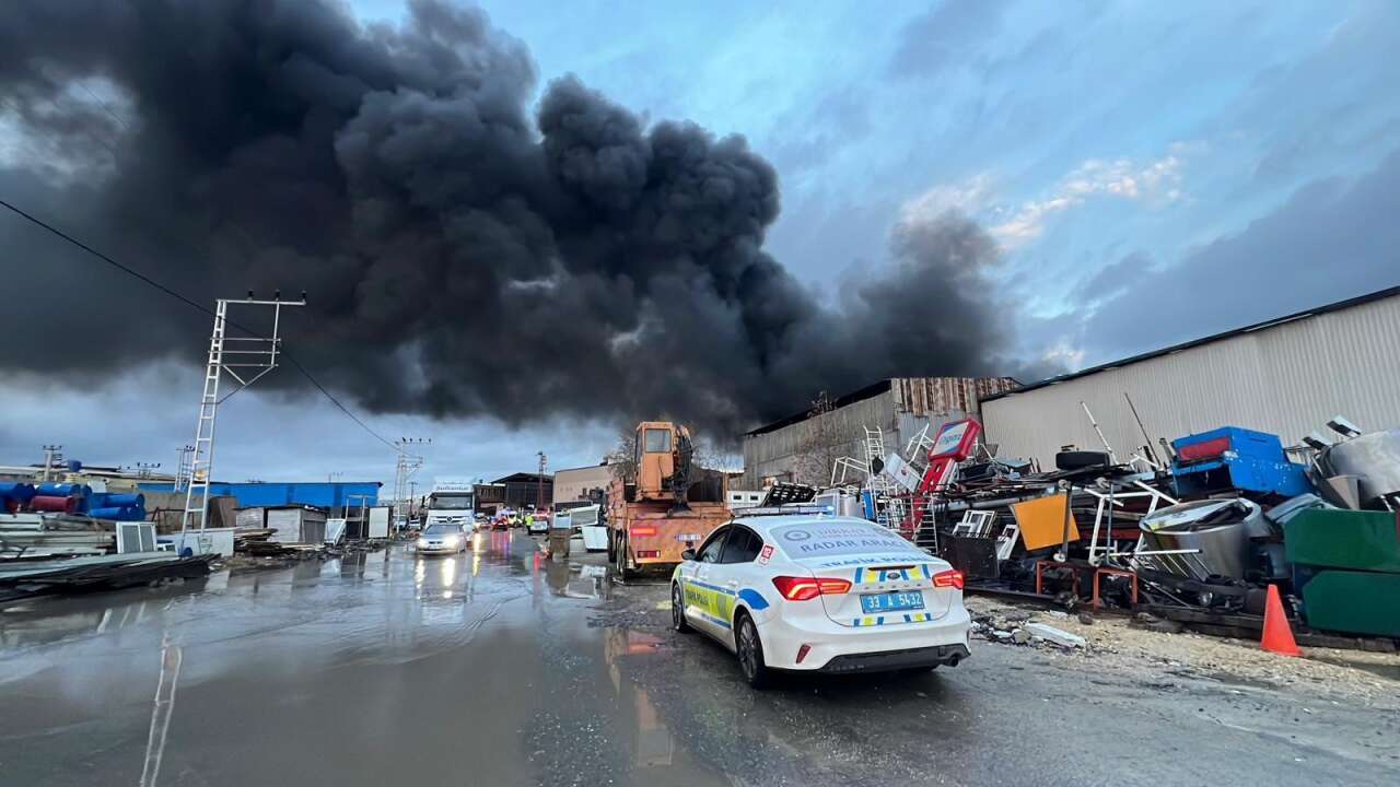 Geri dönüşüm fabrikasında yangın! Çok sayıda ekip sevk edildi 8